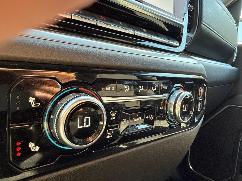 Used 2025 Onyx Black GMC Elevation image 25