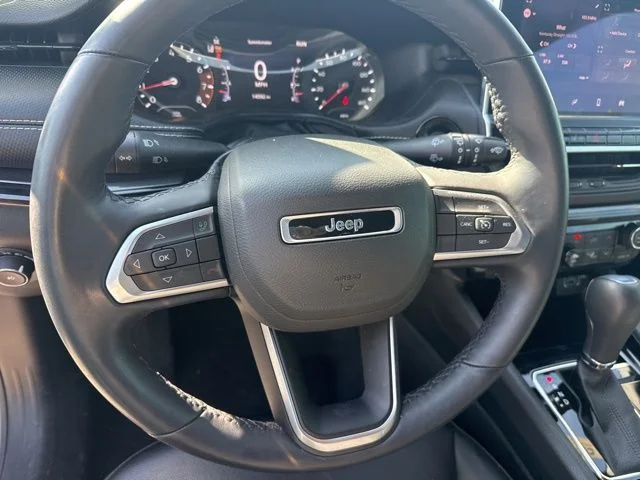 Used 2022 White Jeep Latitude image 16