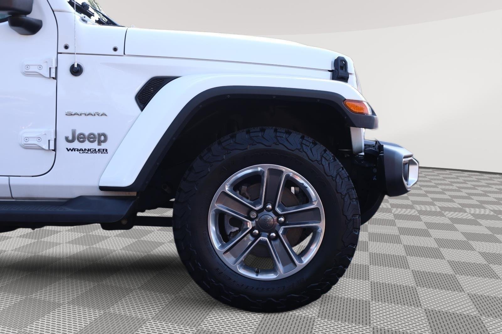 Used 2020 Bright White Clearcoat Jeep Sahara image 9