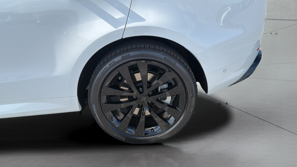 New 2026 Fuji White Land Rover Dynamic SE image 16