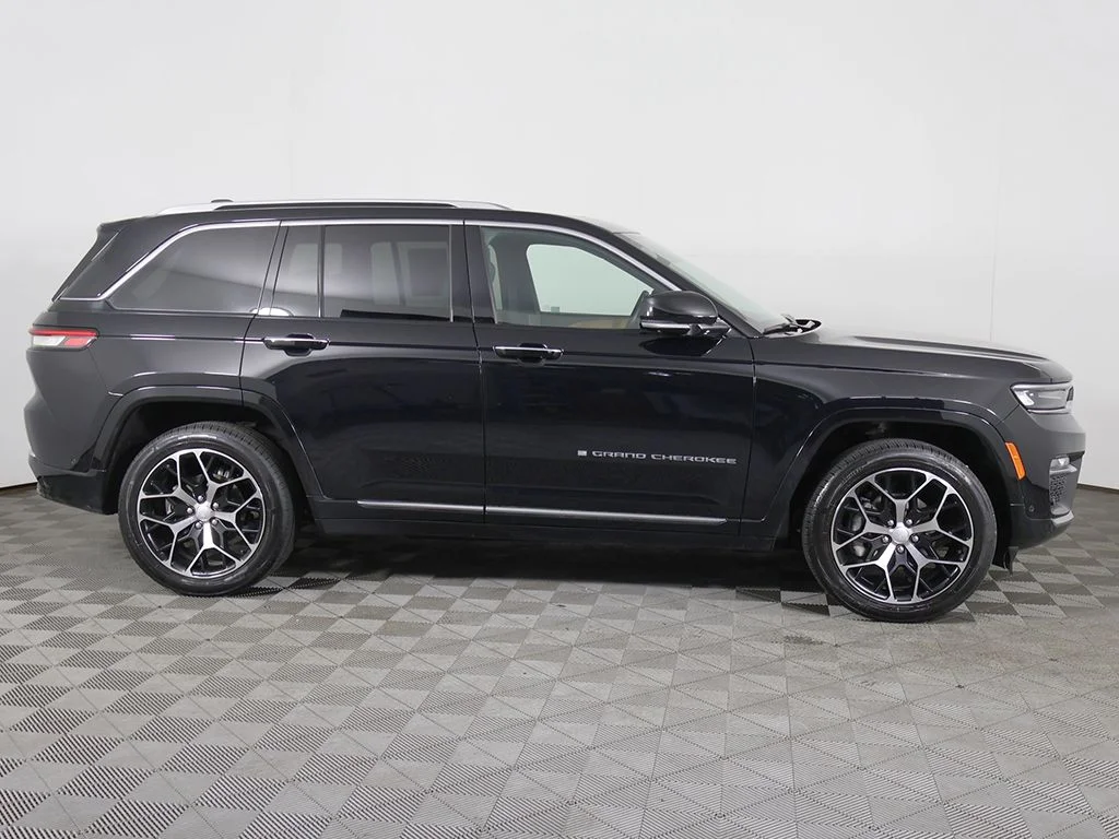 Used 2023 Diamond Black Jeep Summit Reserve image 22