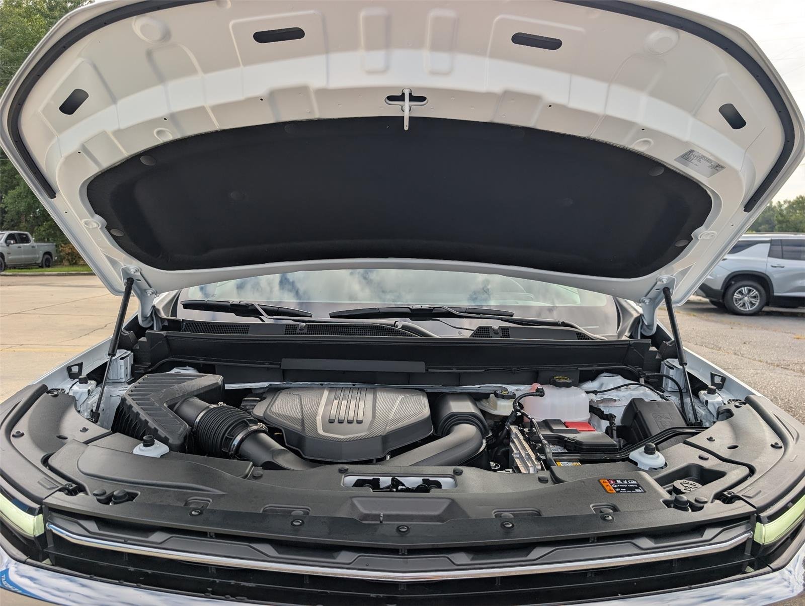 New 2027 Summit White Chevrolet LT image 38