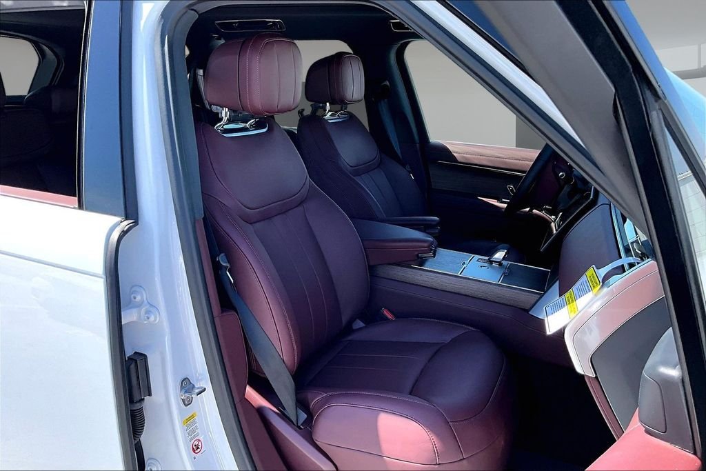 New 2026 OSTUNI PEARL WH Land Rover SE image 11