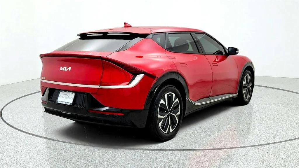 Used 2022 Runway Red Kia Wind RWD image 5