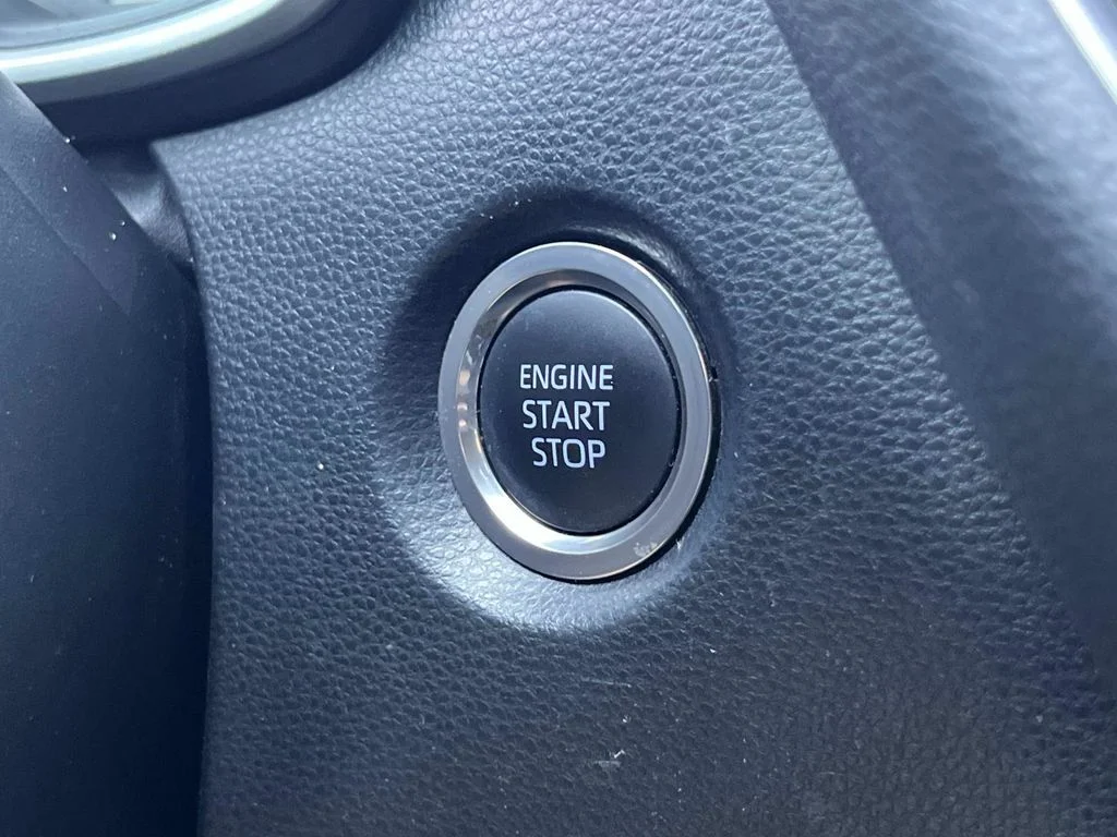 Used 2019  Toyota SE image 31