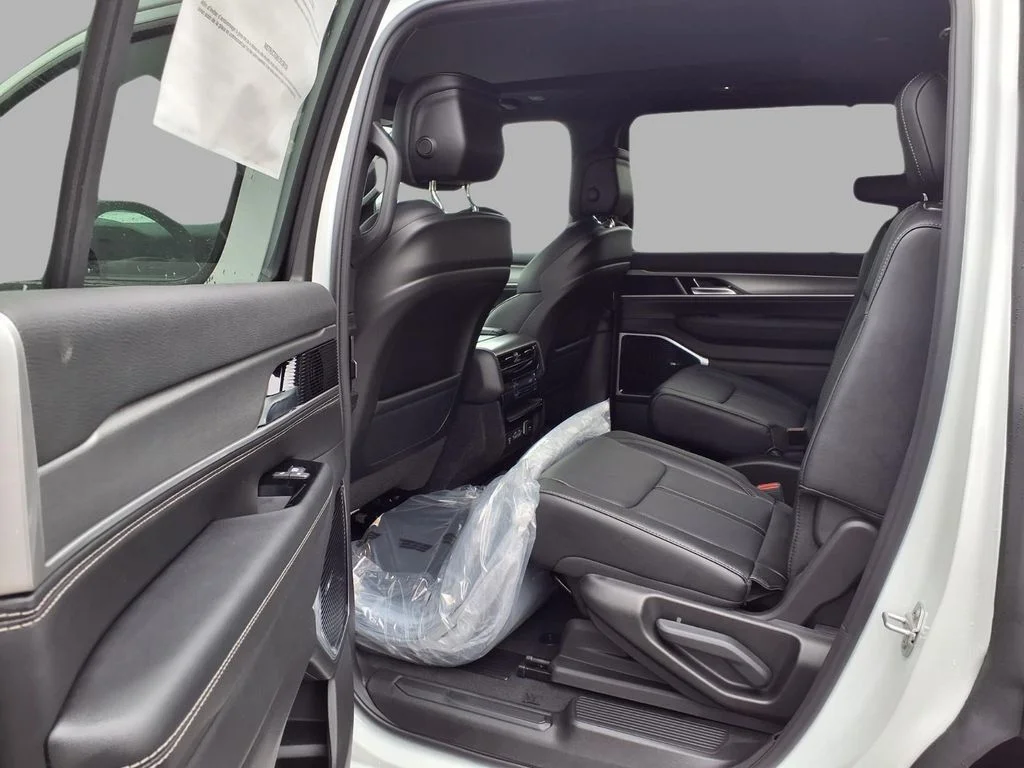 New 2026 Bright White Clear-Coat Exterior Paint Jeep Limited Altitude image 28