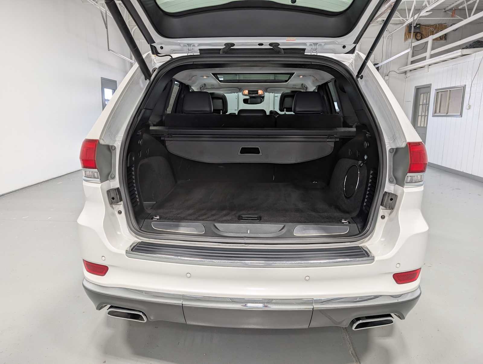 Used 2018 Ivory Tri-Coat Pearl Jeep Summit image 40
