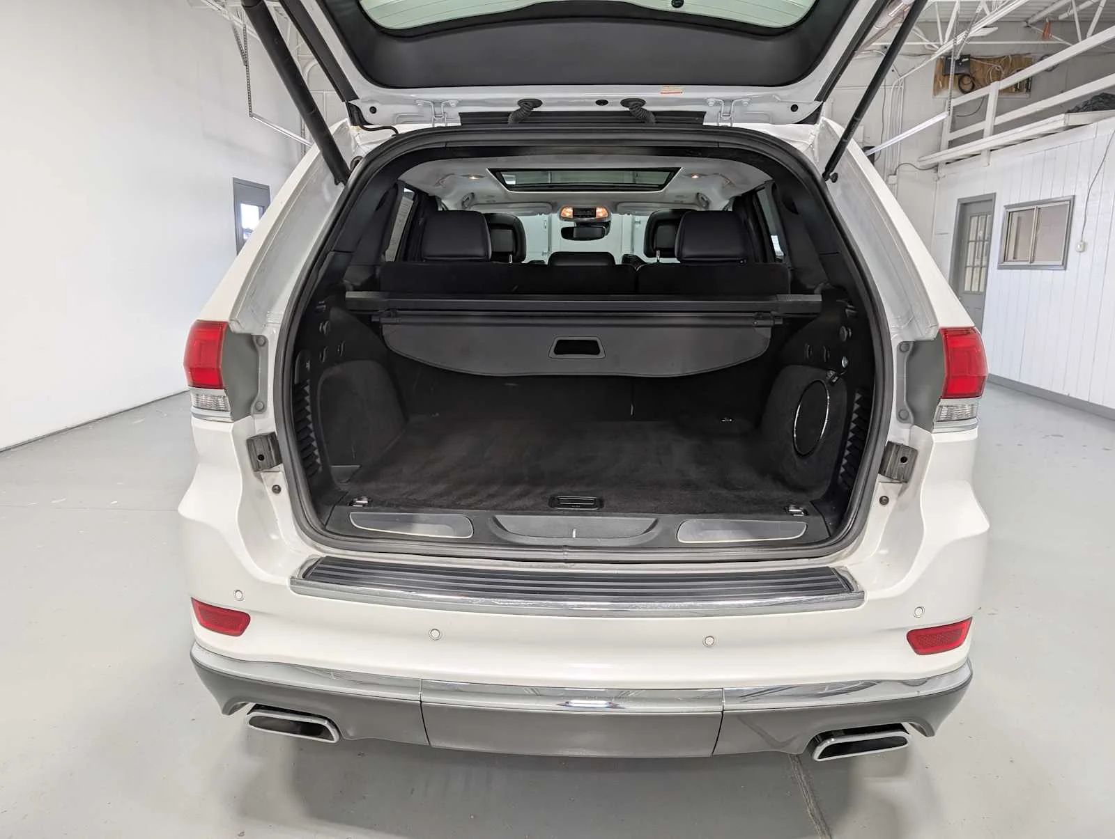 Used 2018 Ivory Tri-Coat Pearl Jeep Summit image 40