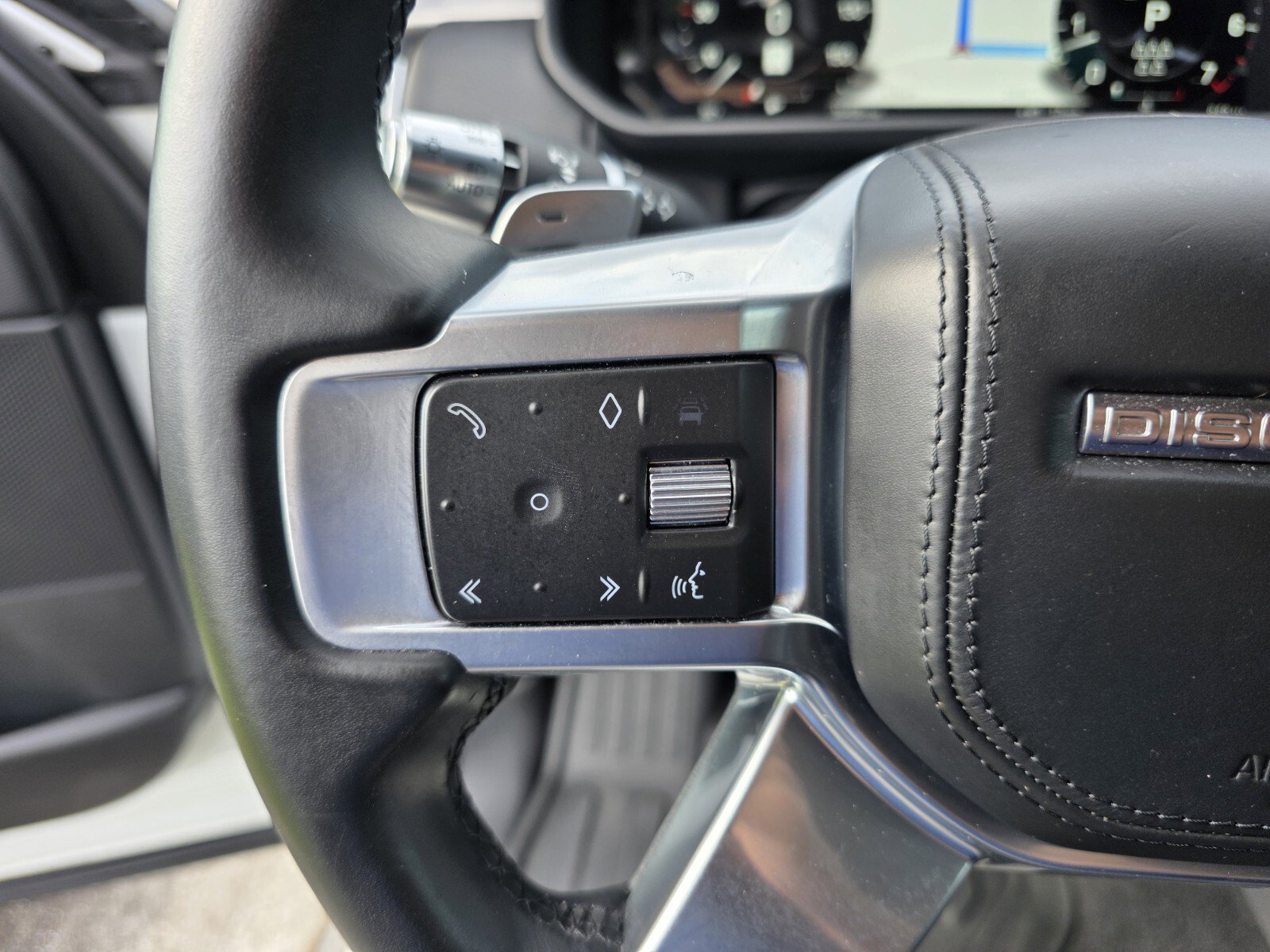 Certified Used 2022 Fuji White Land Rover HSE R-Dynamic image 18