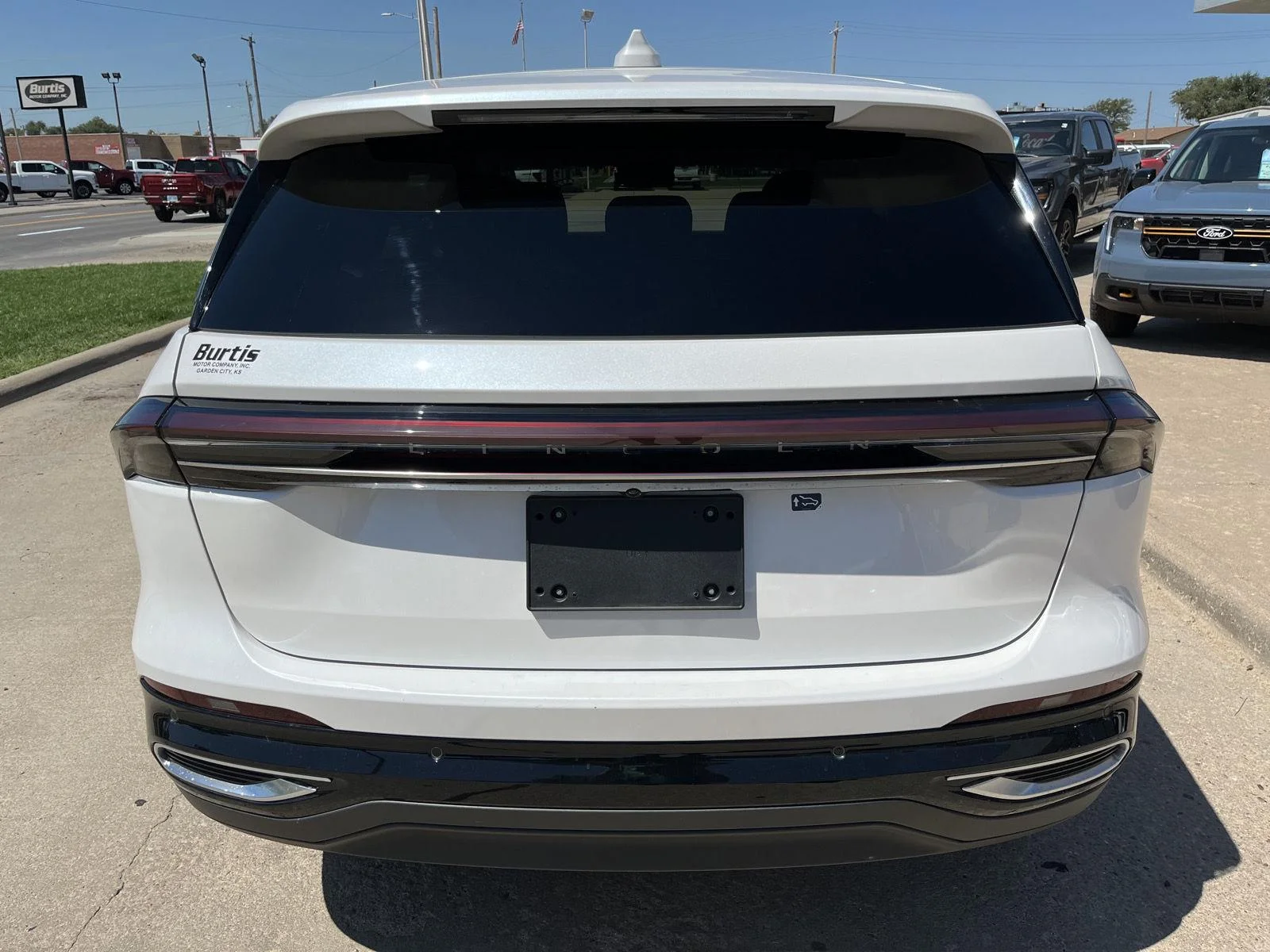 Used 2024 White Platinum Tri-Coat Metallic Lincoln Premiere image 7