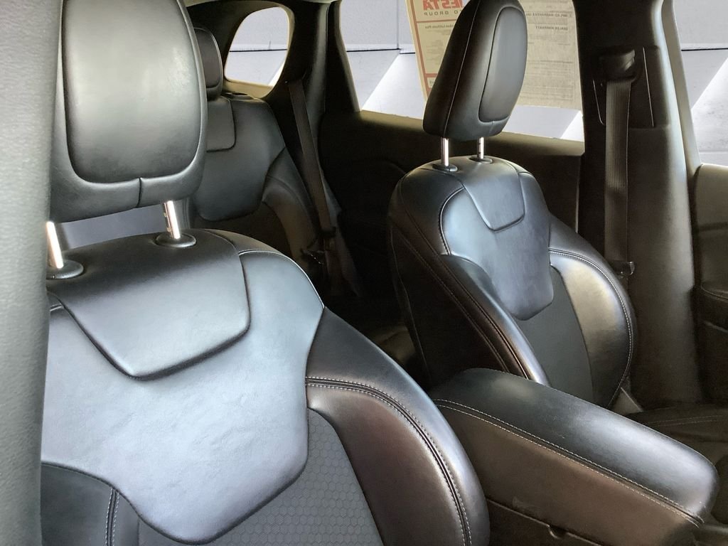Used 2021 White Jeep Latitude Plus image 14