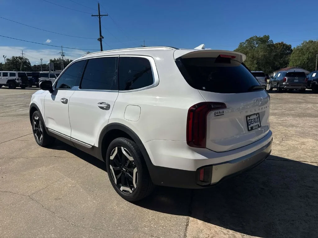 Used 2025 White Kia S image 11