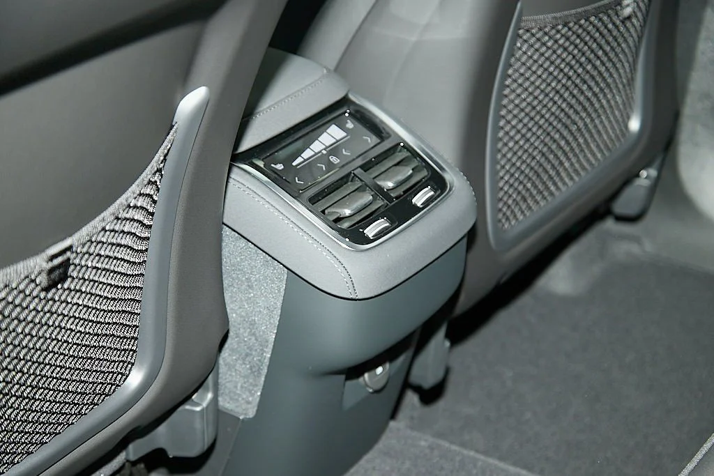 New 2026 Crystal White Volvo Plus image 21