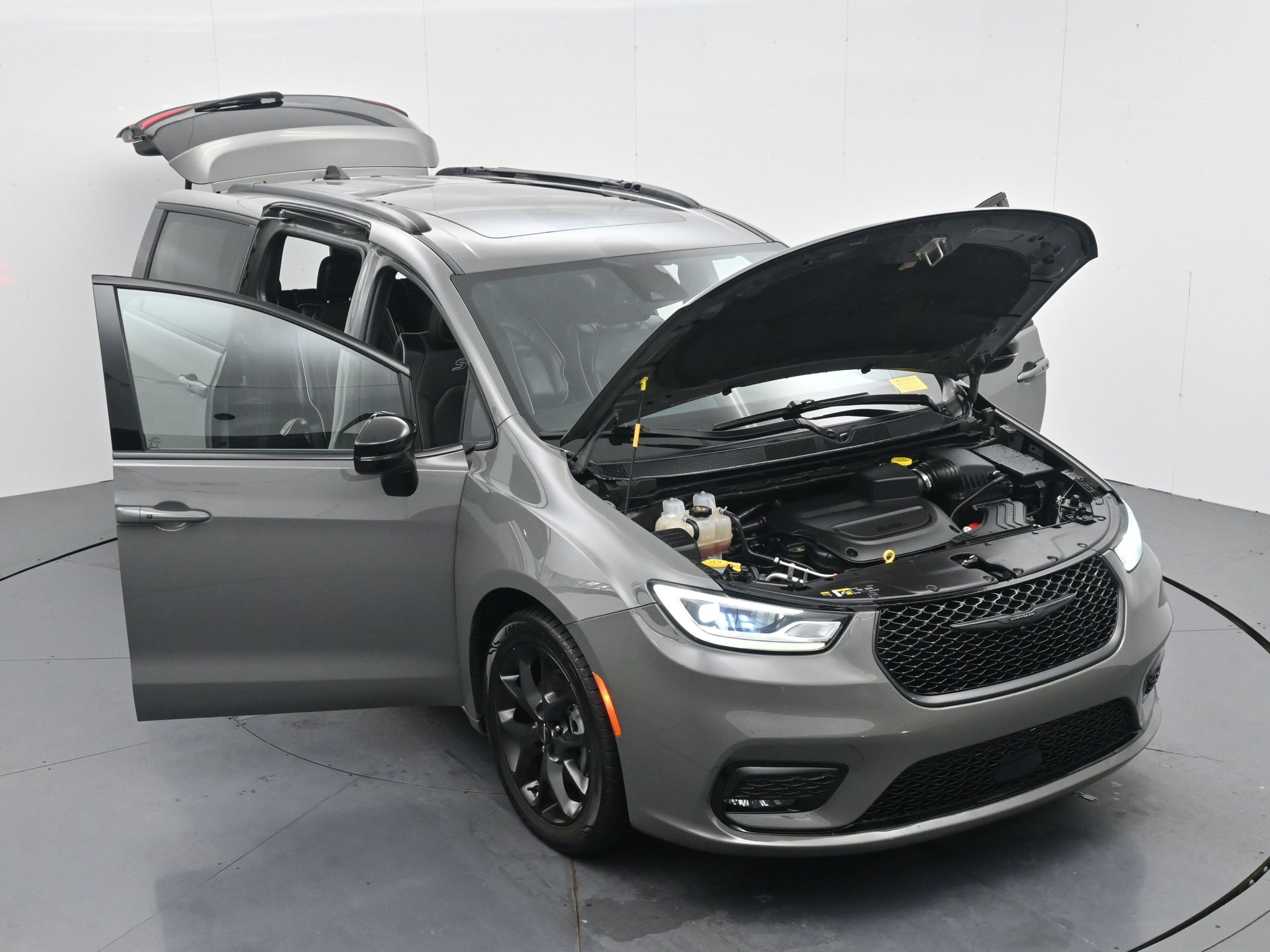 Used 2025 Ceramic Gray Clearcoat Chrysler Limited image 33