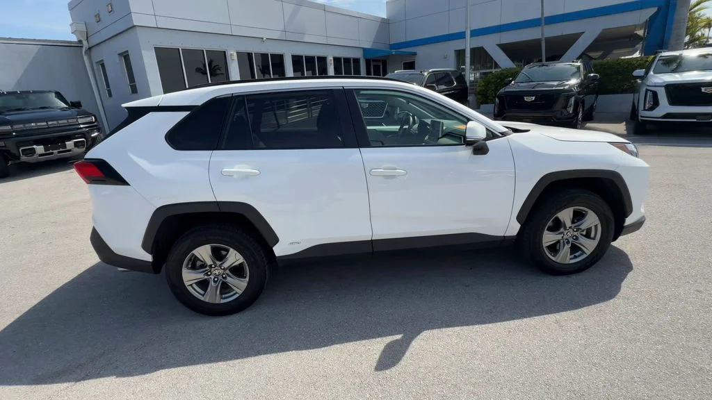 Used 2025 White Toyota XLE image 9