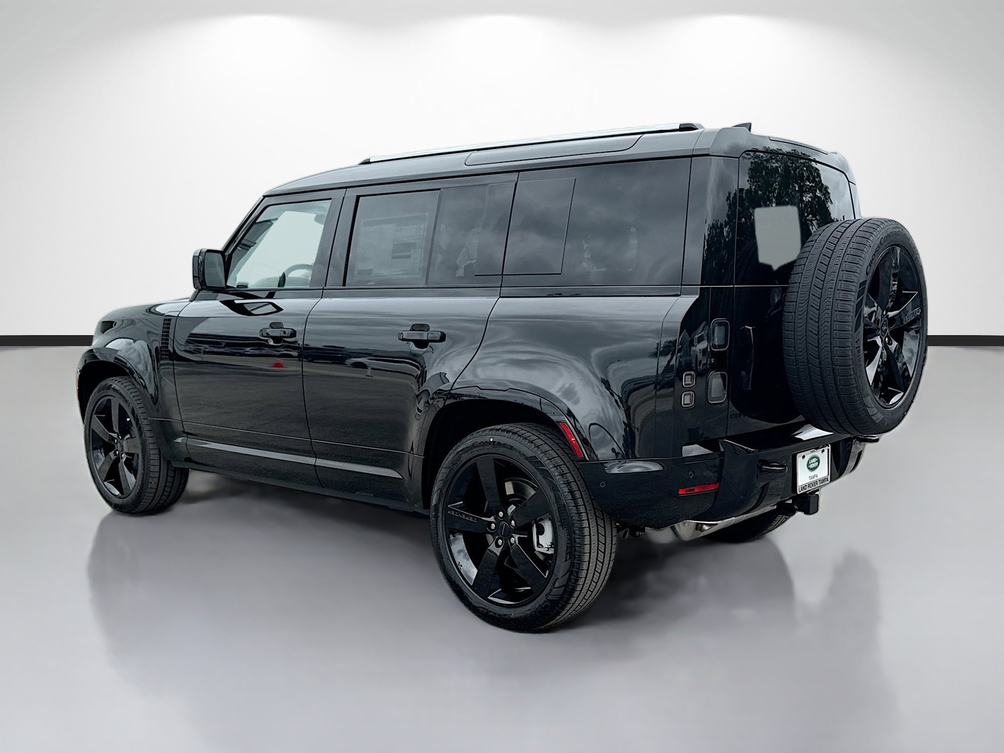 New 2026 Santorini Black LAND ROVER X-Dynamic SE image 3