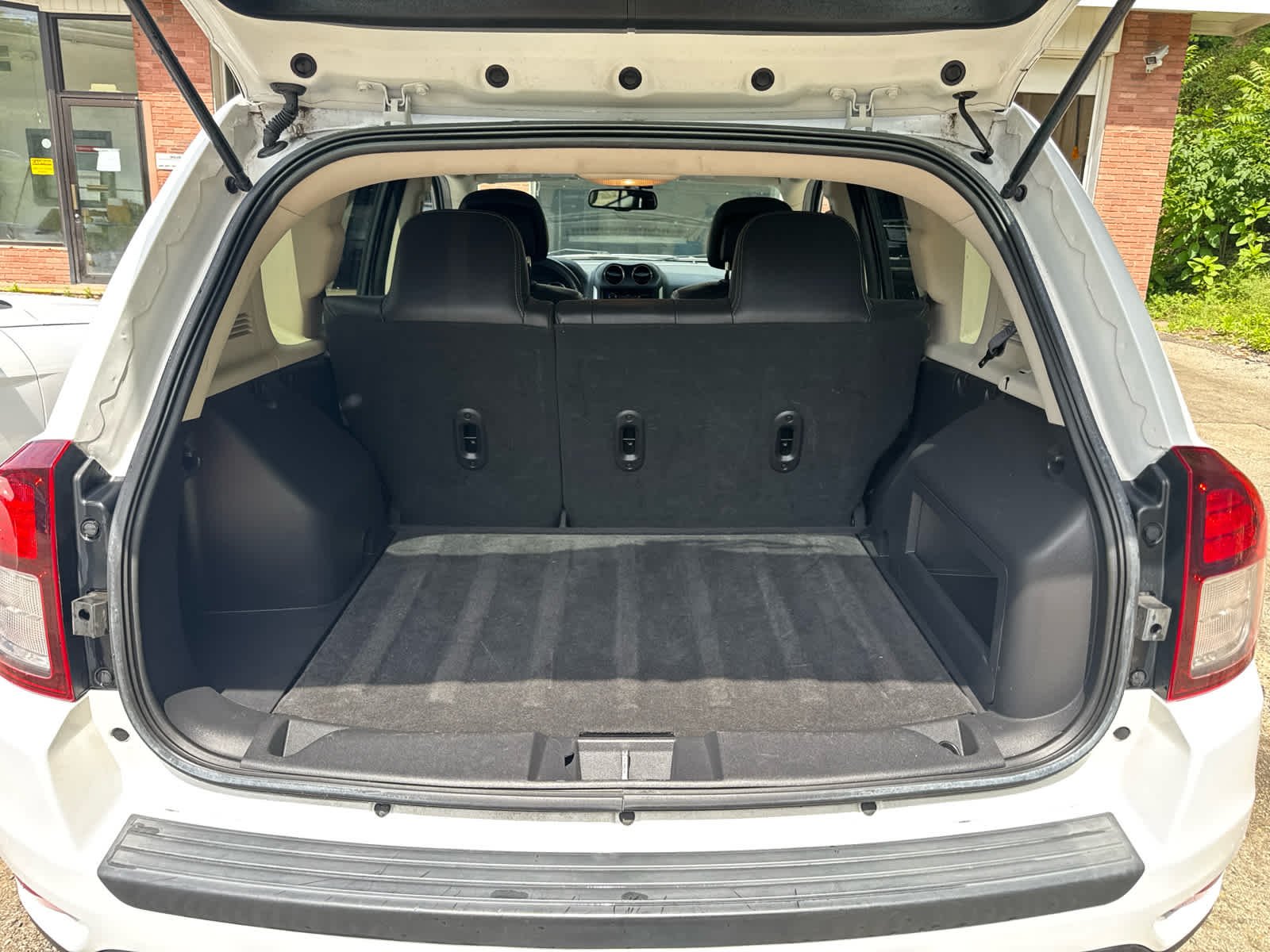 Used 2017 Bright White Clearcoat Jeep Latitude image 11