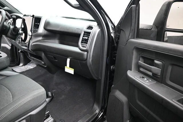 New 2026 Diamond Black Crystal Pearl-Coat Exterior Paint RAM Tradesman image 24
