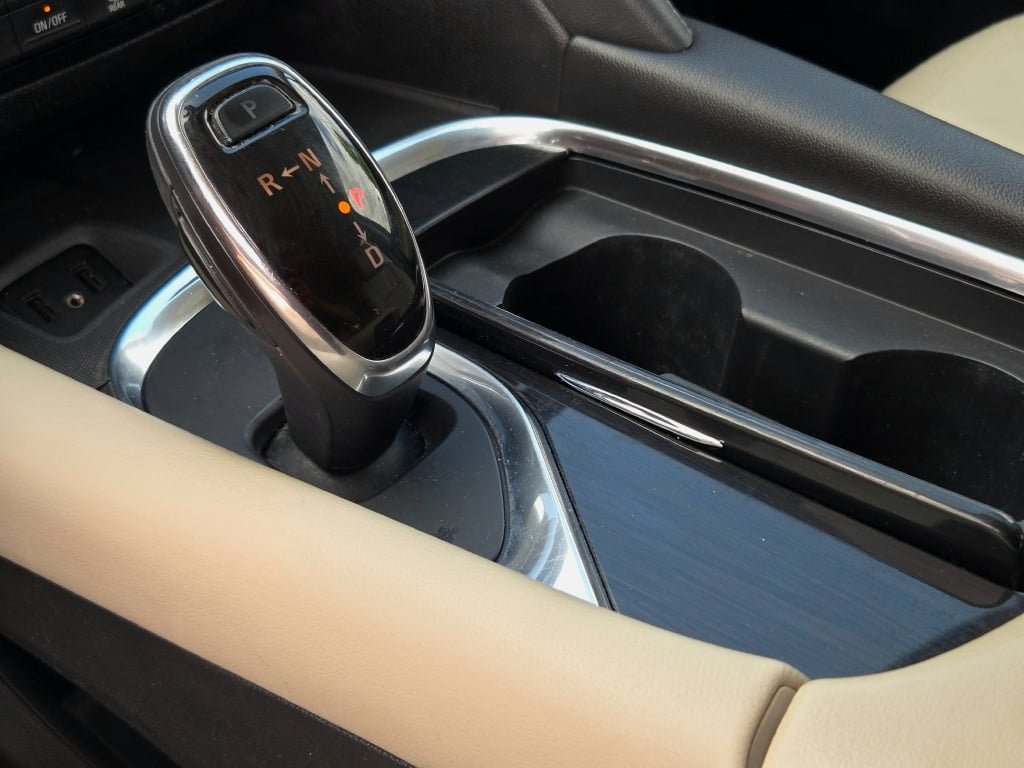 Used 2018 Silver Buick Essence image 34