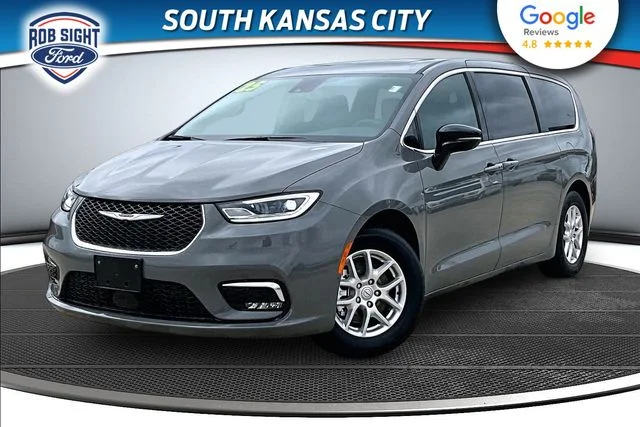 2025 Chrysler Pacifica Select's photo
