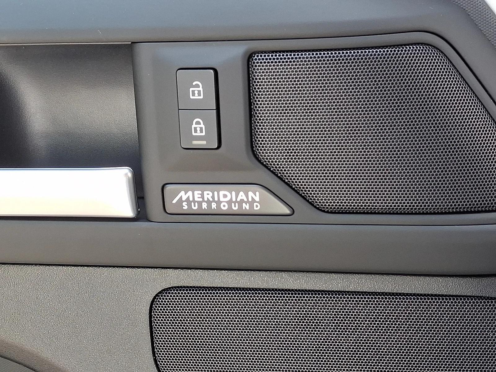Certified Used 2025 Fuji White - 1AA Land Rover 110 P500 X-Dynamic SE image 24