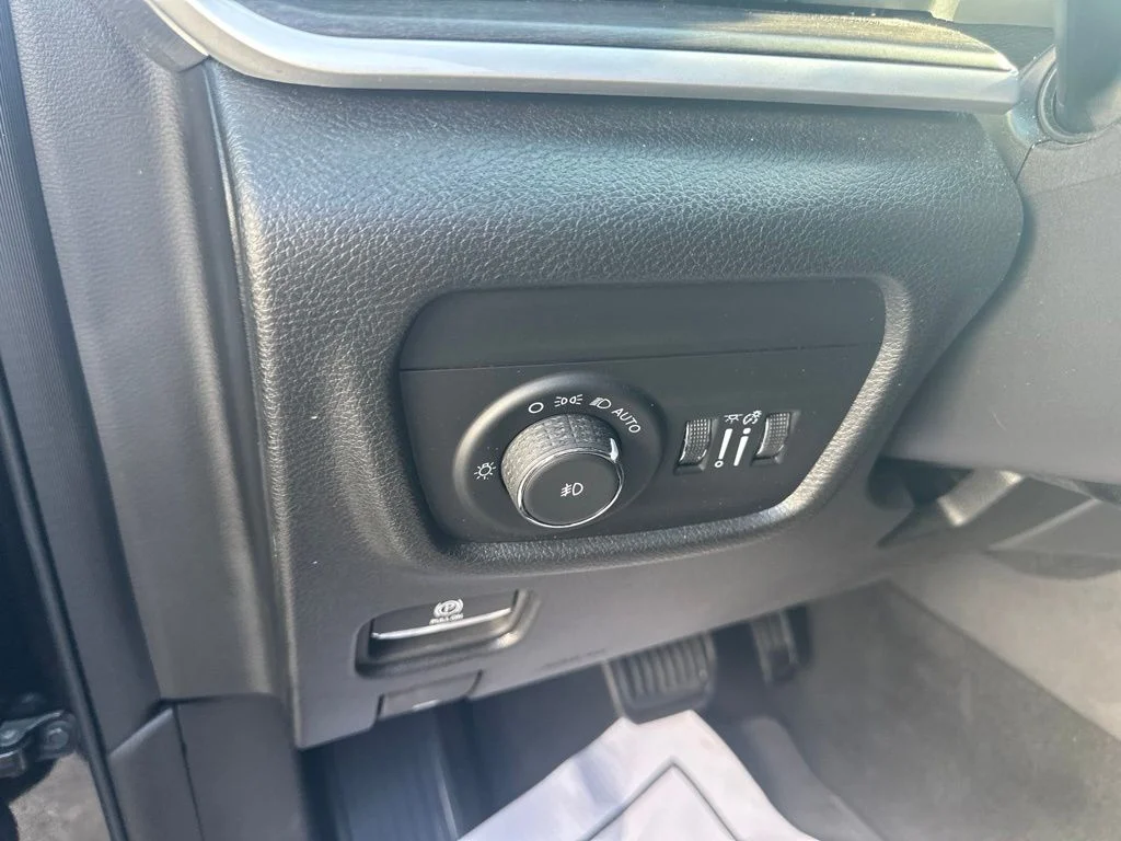 Used 2024 Diamond Black Jeep Limited image 10