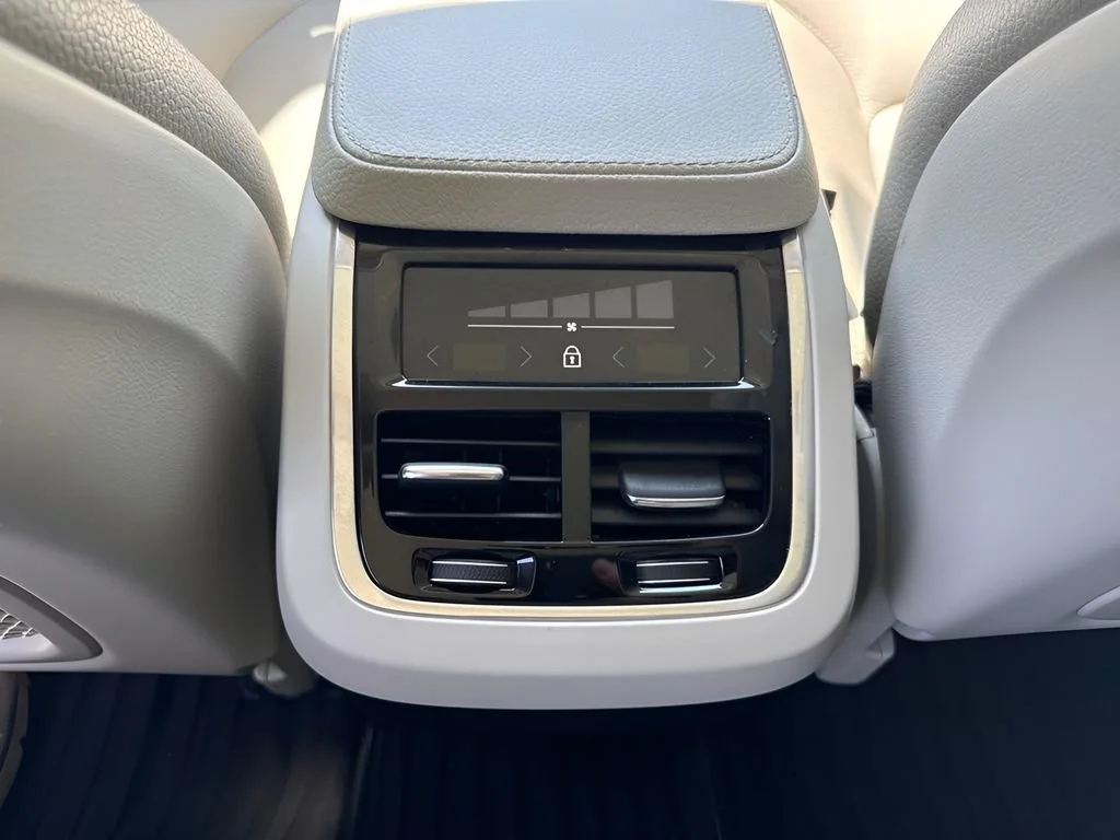 Used 2018  Volvo Momentum image 14
