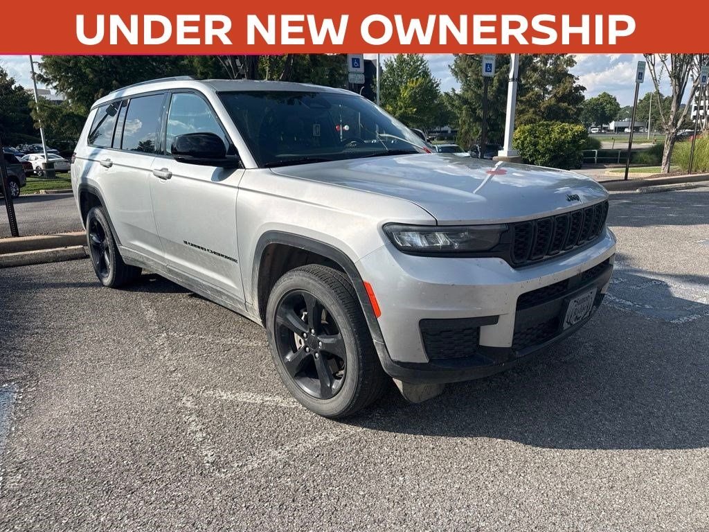 Used 2023 Silver Jeep Altitude image 1