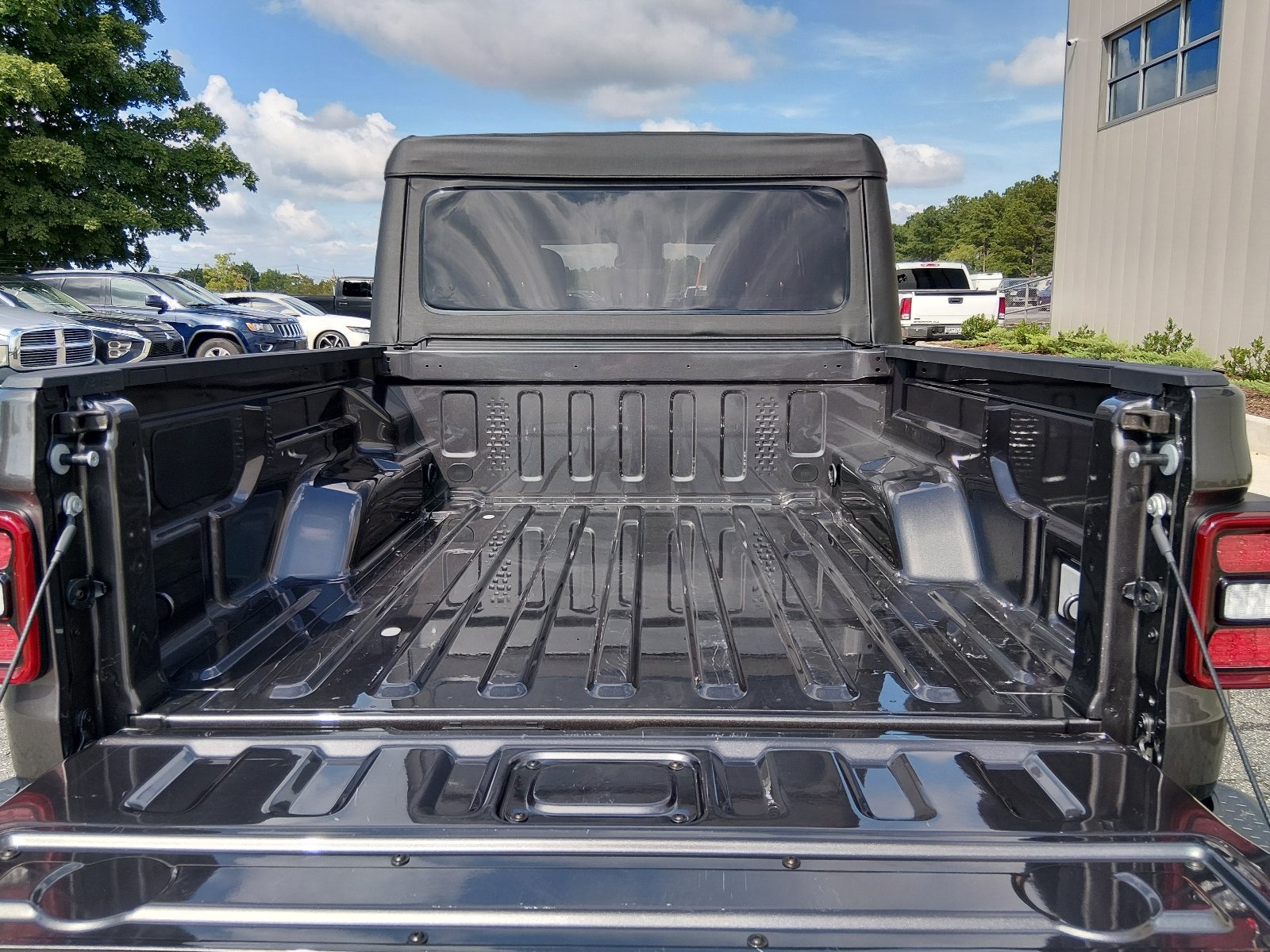Used 2025 Granite Crystal Metallic Clear Coat Jeep Willys image 13