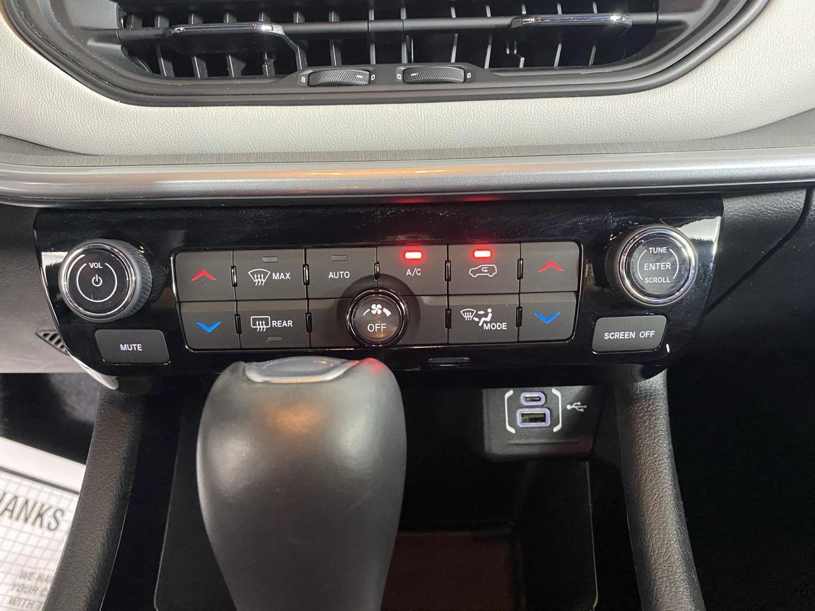 Used 2024 Diamond Black Crystal Pearlcoat Jeep Limited image 19