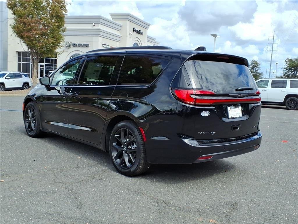 New 2026 Diamond Black Crystal Pearl-Coat Exterior Paint Chrysler Limited image 17