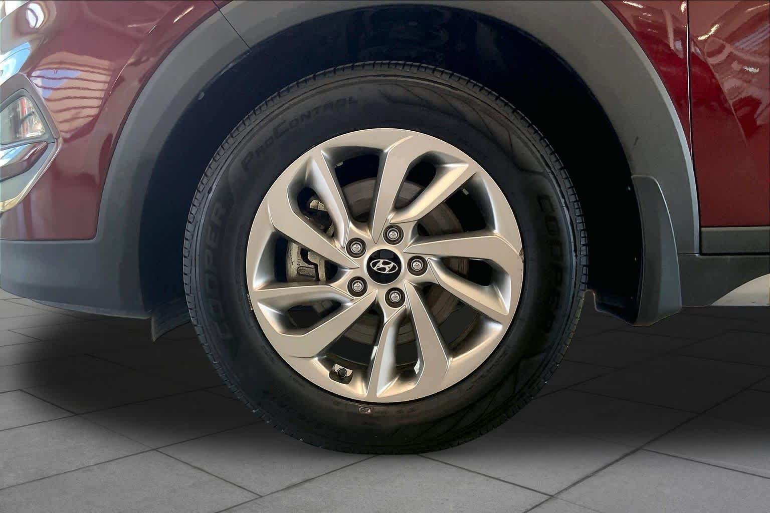 Used 2017 Ruby Wine Hyundai SE Plus image 11