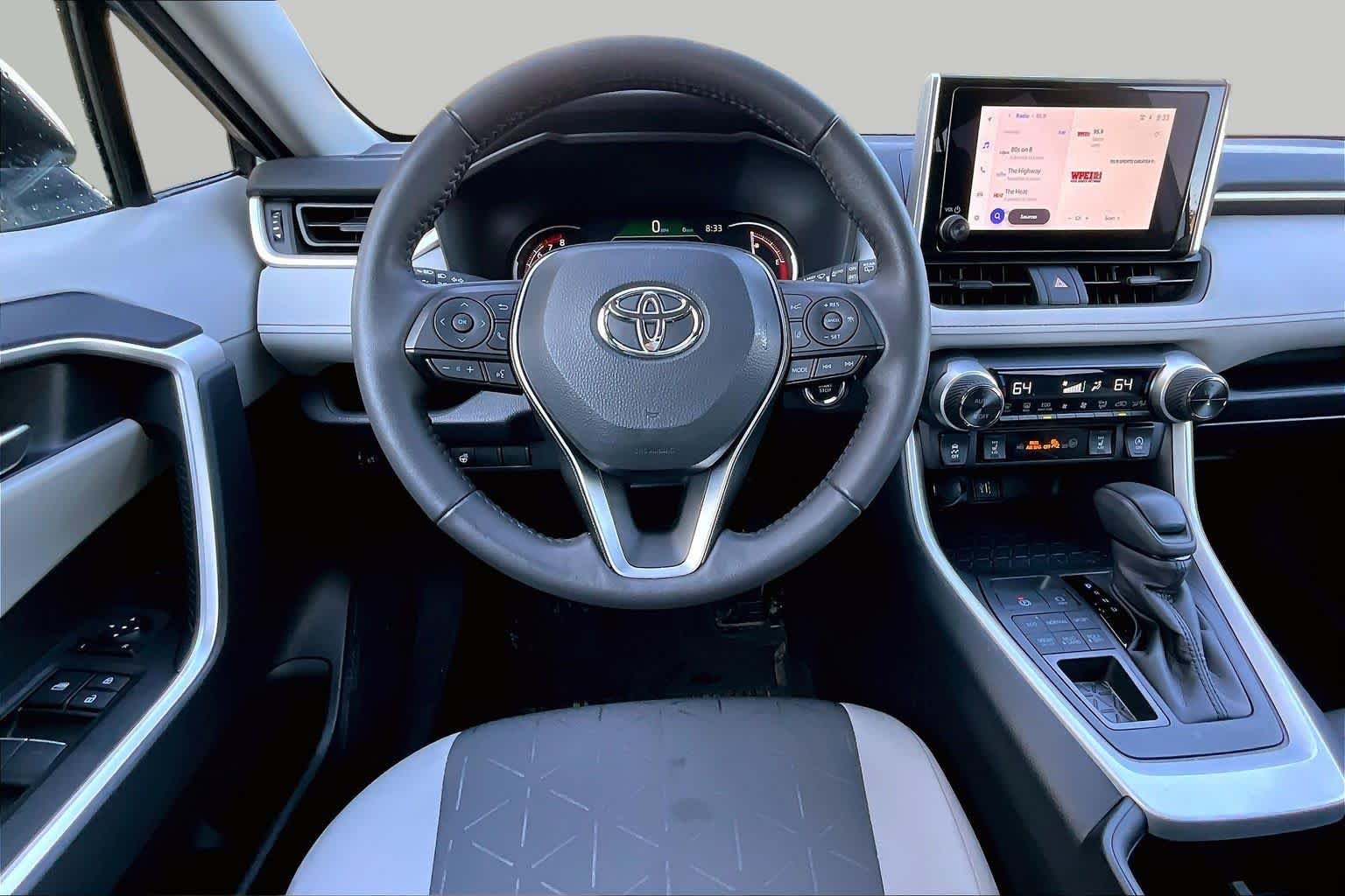 2025 Toyota RAV4 XLE - Photo 10