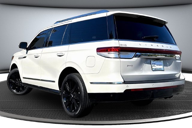 Used 2022 White Lincoln Reserve image 7