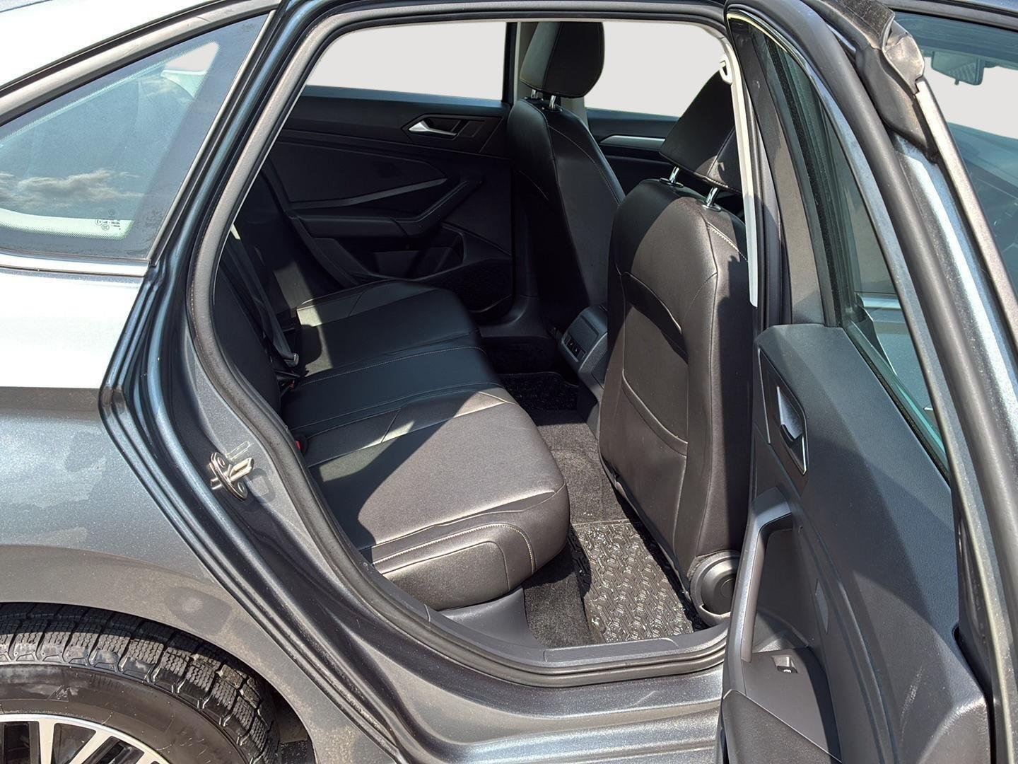 Used 2019 Platinum Gray Metallic Volkswagen SE image 19