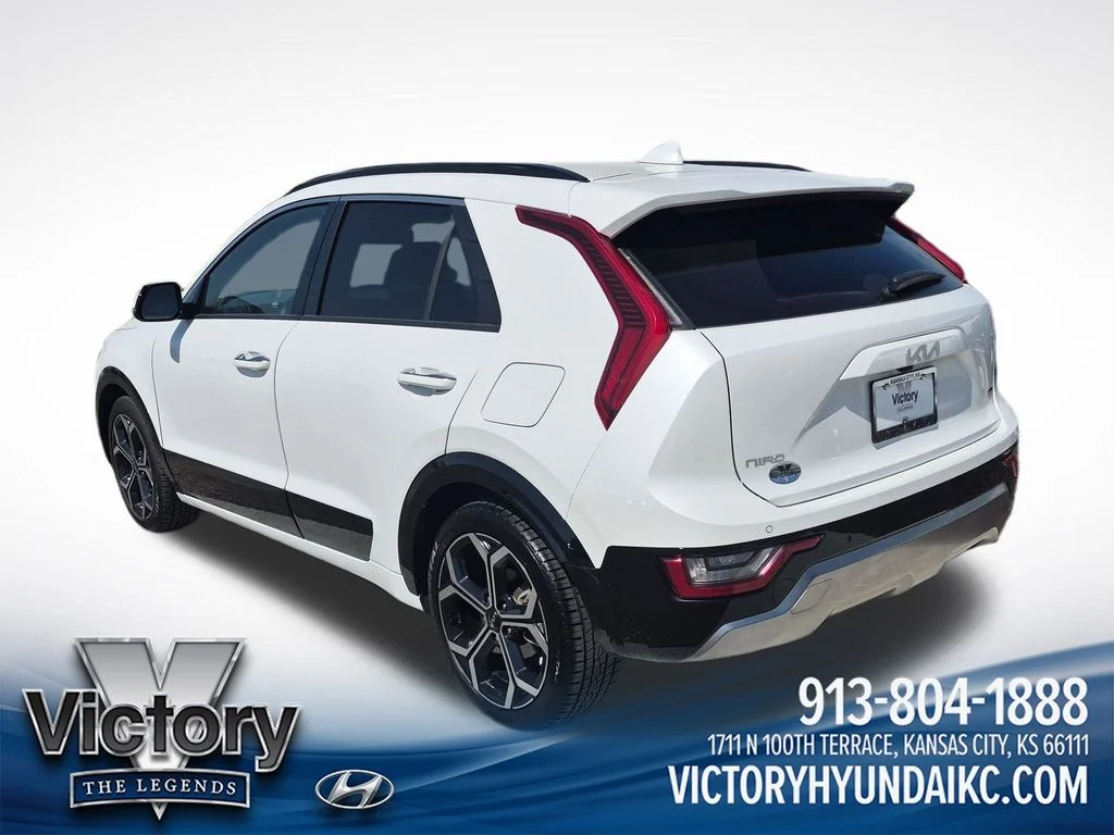 Used 2023 White Kia SX Touring image 3