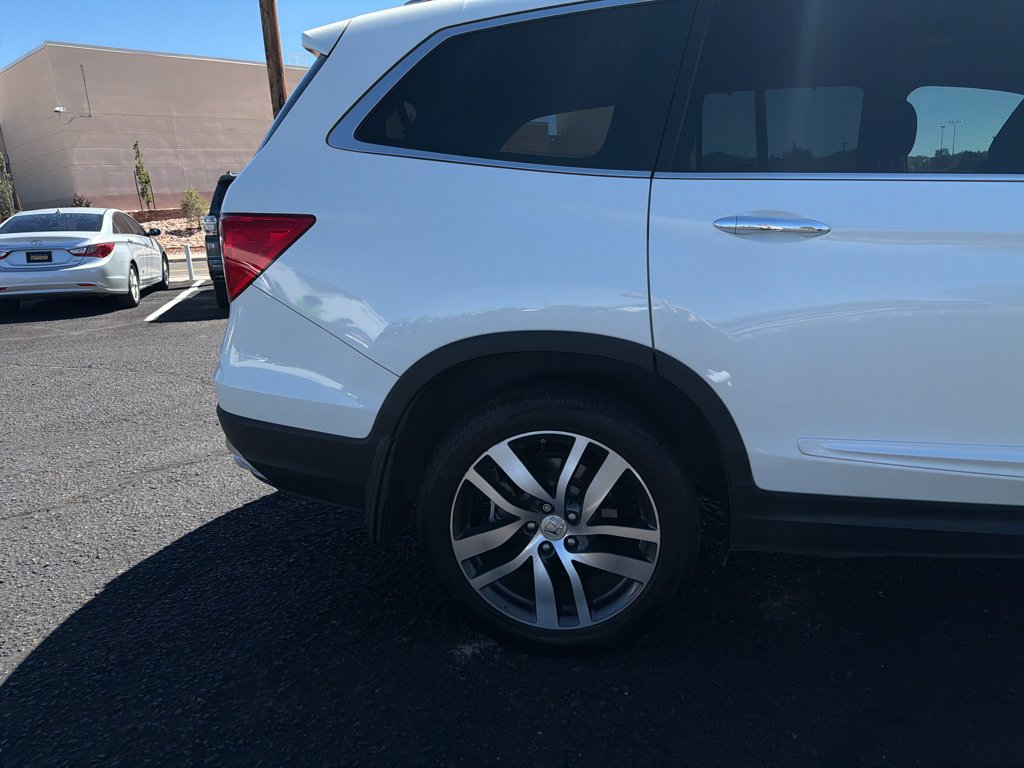 Used 2017 White Diamond Pearl Honda Touring image 4