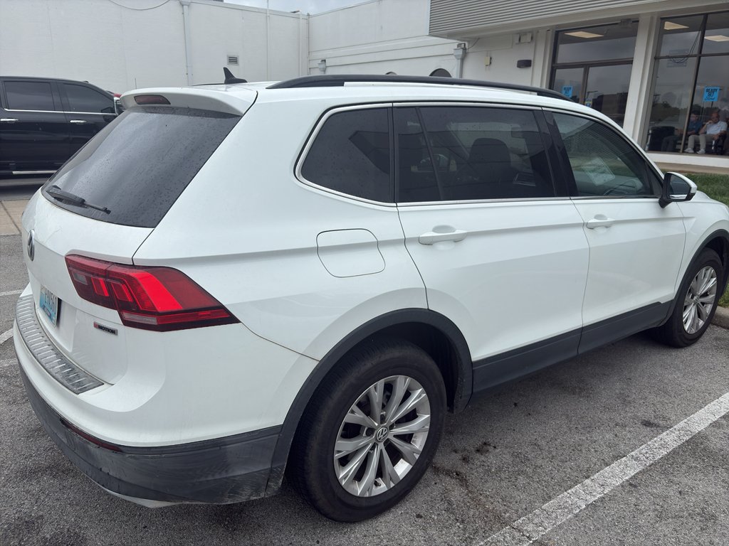 Used 2019 Pure White Volkswagen SE image 3
