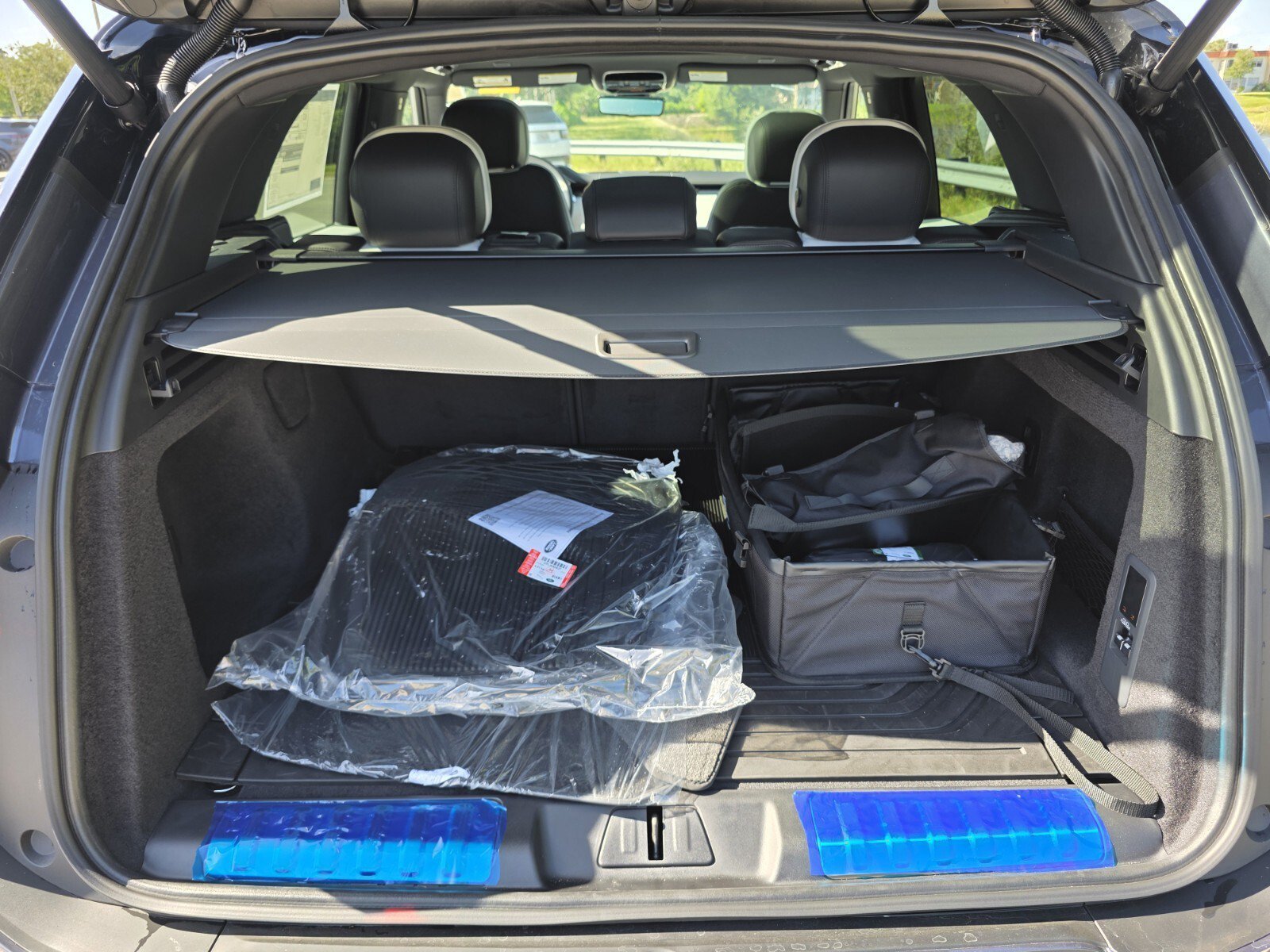 New 2026 Varesine Blue Land Rover P460e Dynamic SE PHEV image 15