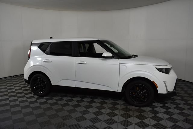Used 2024 White Kia LX image 11