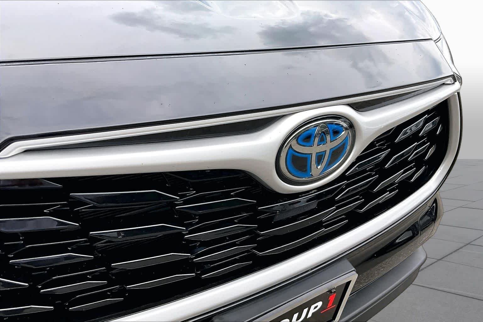 Used 2023 Midnight Black Metallic Toyota Hybrid XLE image 29