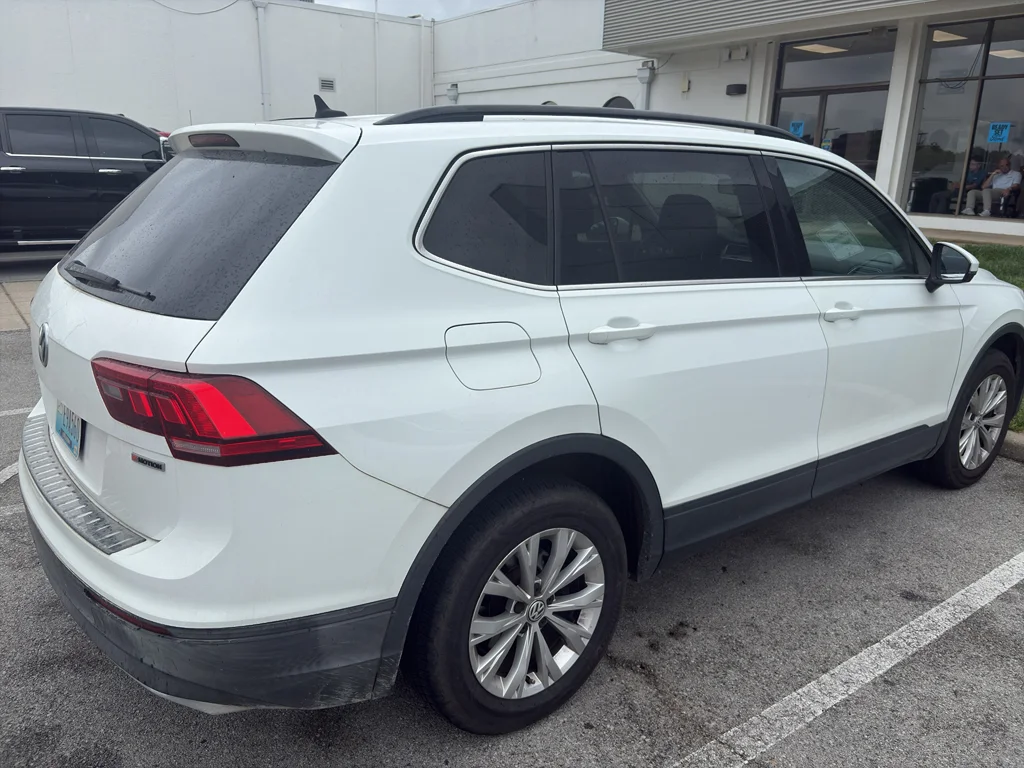 Used 2019 Pure White Volkswagen SE image 3