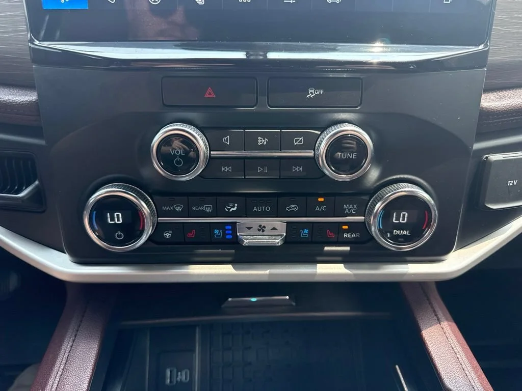 Used 2022  Ford Limited image 21