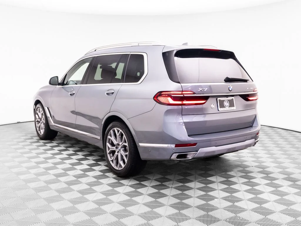 Used 2024 Gray BMW xDrive40i image 3