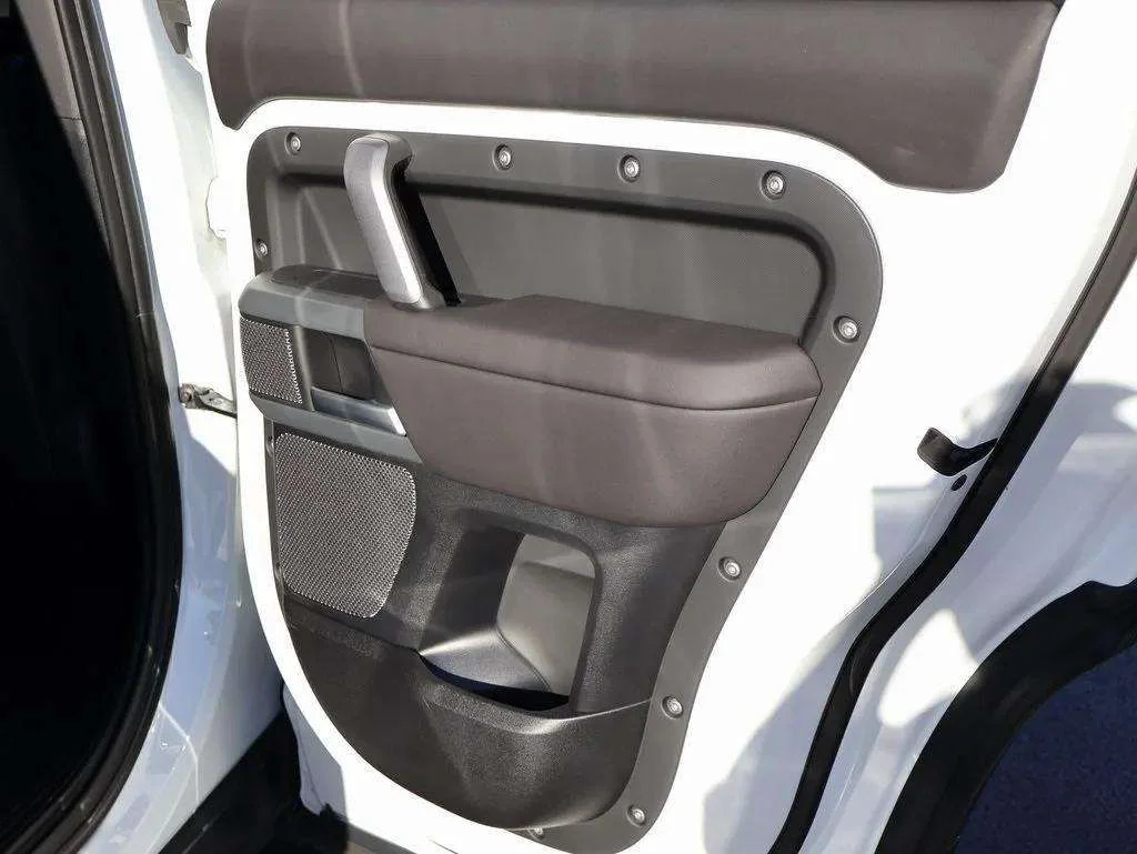 2024 Land Rover Defender X-Dynamic SE - Photo 32