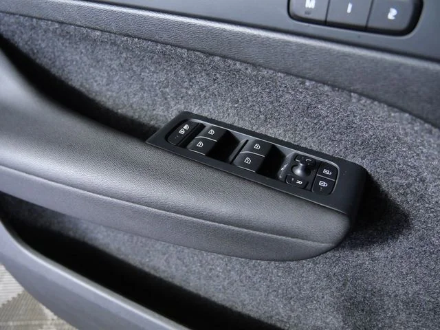 Used 2023  Volvo Twin Plus image 27