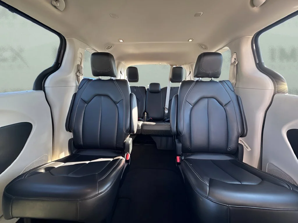 Used 2023 White Chrysler Touring L image 11
