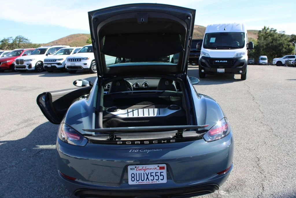 Used 2018  Porsche Base image 10