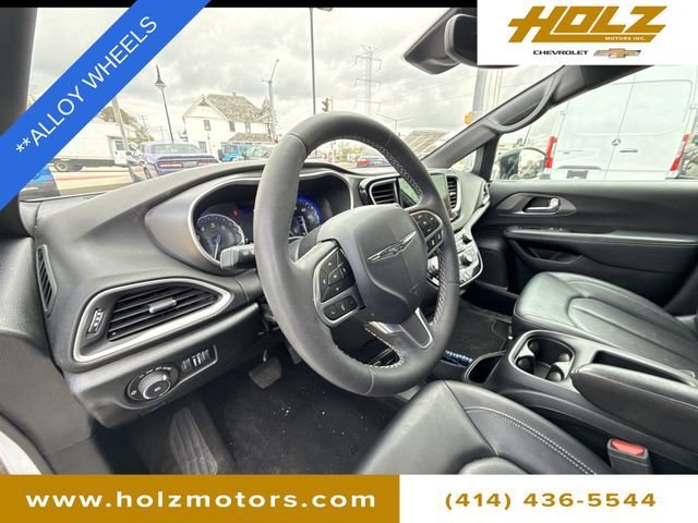 Used 2025 White Chrysler Select image 10
