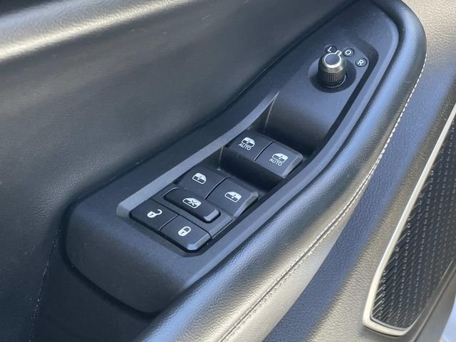 Used 2022 Silver Jeep Altitude image 18